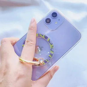 Nahaufnahme der magnetischen Handyhalterung mit Schlangenmuster und Goldring