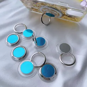 Primo piano del supporto ad anello per telefono rotante a 360 gradi con anello in metallo