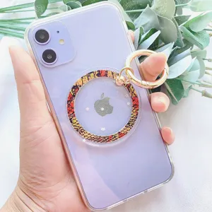 Detailansicht eines magnetischen Telefonringhalters mit Schlangenmuster auf einem lila iPhone