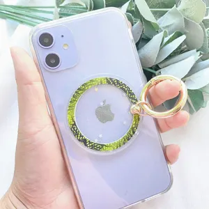 Stilvoller magnetischer Handy-Ringhalter mit Schlangenmuster auf einem lila Smartphone