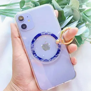 Detailansicht eines magnetischen Handy-Ringhalters mit stilvollem blauem Schlangenmuster