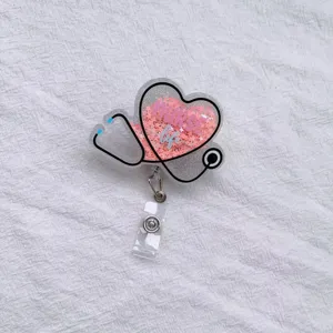 Detail van de hartvormige acryl badgehouder met roze glitters en Nurse life tekst.