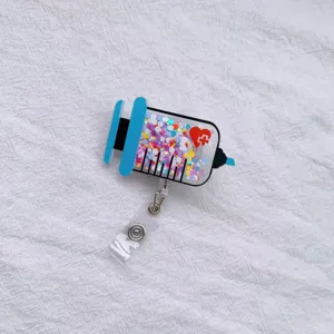 Detailopname van acryl vloeibare spuit badgehouder met kleurrijke confetti en hartlogo