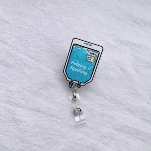 Detail van een blauwe glitter badgehouder voor verpleegkundigen met 'Helping & Healing' tekst.