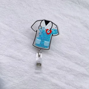 Detail van verpleegster uniform badgehouder met blauwe drijfzand glitters