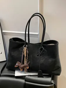 Große schwarze Vintage-Tragetasche mit einem süßen Dackel-Anhänger für den Alltag