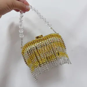 Bolso de mano de acrílico con flecos de diamantes de imitación y asa de cuentas.