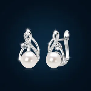 Detail van S925 zilveren infinity oorknoppen met natuurlijke zoetwaterparels