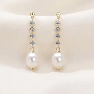 Luxe detailopname van deze S925 sterling zilveren oorbellen met zoetwaterparels.