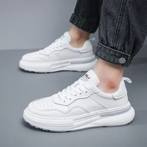 Sneakers casual da uomo in pelle bianca con suola spessa e design minimalista moderno