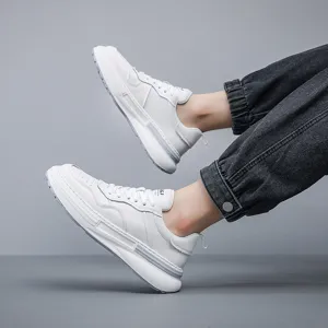 Scarpe bianche in pelle da uomo stile sneaker casual in uno scatto in studio dinamico