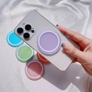Detalle macro de soportes magnéticos para teléfono MagSafe en varios colores macarrón
