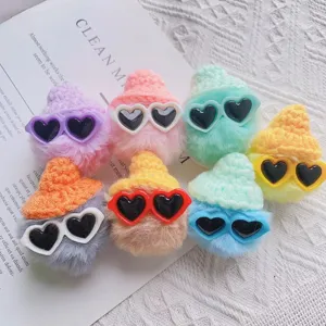 Kleurrijke pluche telefoonhouders met hoedjes en hartvormige zonnebrillen in macaron kleuren