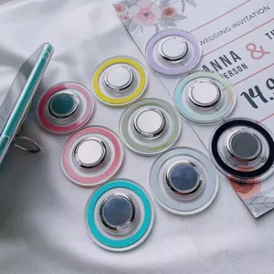 Variedad de soportes de anillo magnéticos coloridos compatibles con MagSafe en tela blanca