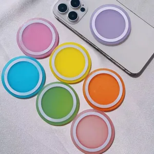 Detalle macro de anillos magnéticos Magsafe de resina macaron en varios colores vibrantes