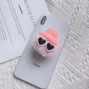 Detailweergave van de pluche telefoonhouder met roze hoed en hartvormige bril