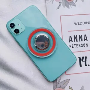 Detalle del soporte magnético MagSafe rojo en un smartphone verde menta