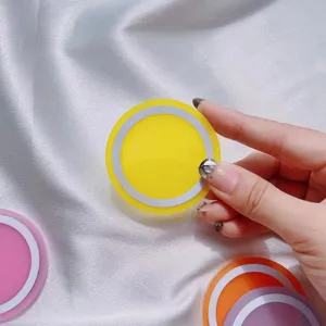 Detalle de cerca de una base de anillo magnético de resina epóxica color amarillo.
