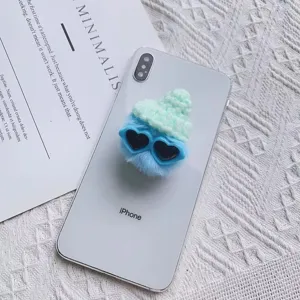 Detailopname van pluchen telefoonhouder met miniatuur muts en hartjes zonnebril