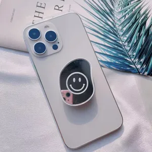 Vista detallada del soporte para teléfono con espejo de cara sonriente en un smartphone