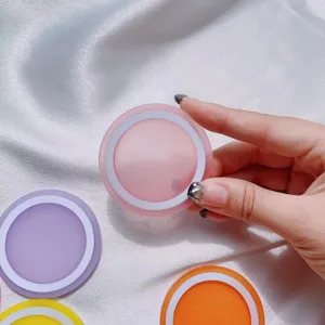 Detalle de cerca de las bases de anillos magnéticos MagSafe en colores macaron