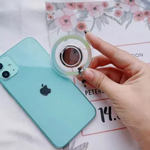 Primer plano del soporte de anillo magnético MagSafe transparente con borde iridiscente
