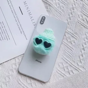 Detail van een mintgroene pluche telefoonhouder met hartjesbril en een gebreide muts