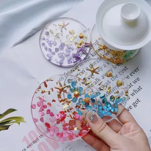 Dettaglio del sottobicchiere decorativo in resina con foglia oro e pietre naturali