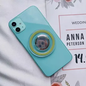 Detalle del soporte de anillo magnético MagSafe transparente en un teléfono turquesa