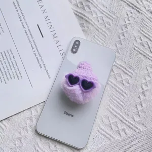 Gedetailleerd zicht op een paarse pluche telefoonhouder met gehaakte muts en hartjesbril