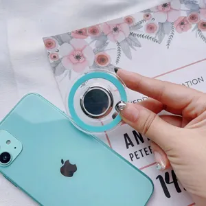 Primer plano de un soporte de anillo magnético MagSafe para teléfono turquesa transparente