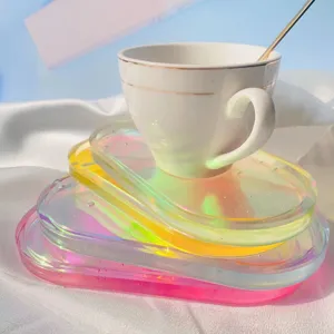 Detailaufnahme von schillernden holografischen Untersetzern aus Acryl im Sonnenlicht