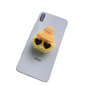 Schattige gele pluche pompon telefoonhouder met mini gebreide muts en hart zonnebril