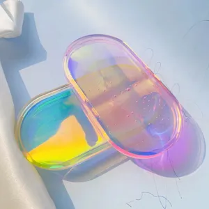 Detailaufnahme schimmernder holografischer Acryltabletts mit Regenbogeneffekt