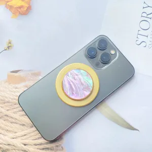 Detailansicht des rosa Perlmutt-Magnet-Handyhalters auf einem grauen Smartphone