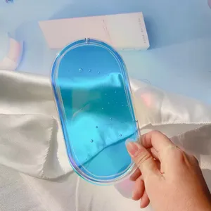 Detailansicht eines blauen ovalen Pailletten-Untersetzers mit glitzerndem Effekt