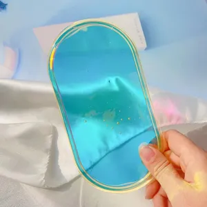 Nahaufnahme eines schillernden blauen Glitzer-Acryl-Untersetzers für die Schmuckaufbewahrung.