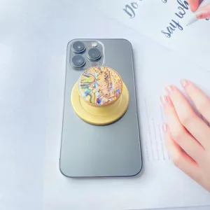 Nahaufnahme eines magnetischen Handyständers mit natürlichem Muschelmuster-Design