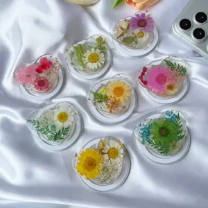Elegantes soportes de resina para móvil en forma de corazón con flores secas y lámina de oro