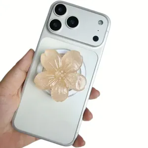 Nahaufnahme einer schimmernden 3D-Kirschblüten-Handyhalterung aus Harz an einem Handy
