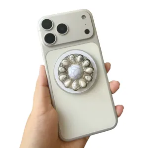 Macrobeeld van witte turquoise magnetische telefoonhouder met elegant bloemmotief
