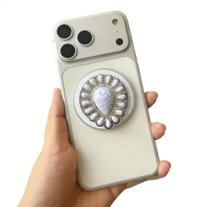 Detail van magnetische telefoonhouder met wit turkoois patroon op smartphone.