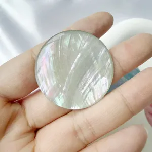Vue détaillée d'un autocollant circulaire en nacre naturelle pour création de bijoux DIY