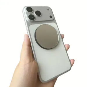 Weitwinkel-Magnet-Konvexspiegel-Aufkleber auf der Rückseite eines grauen Smartphones