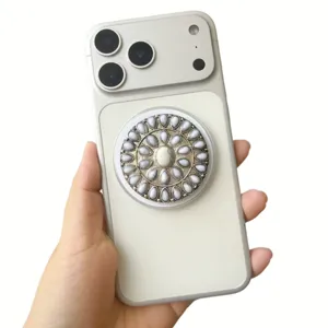 Boho-stijl magnetische telefoonhouder met witte turquoise op een witte smartphone
