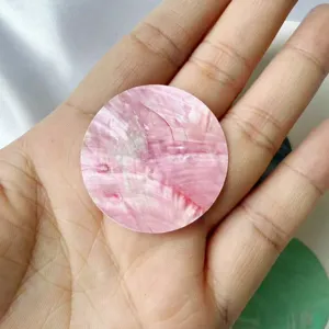 Vue détaillée d'une tranche de coquillage naturel rose ronde de 38 mm avec texture