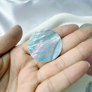 Détail macro d'un autocollant rond en nacre irisée pour la fabrication de bijoux DIY.
