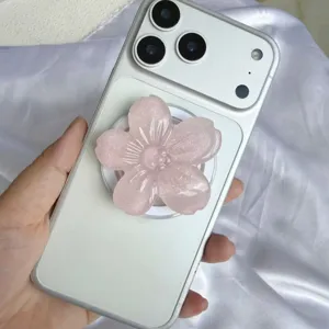 Nahaufnahme einer magnetischen Handyhalterung aus Harz mit einer 3D-Glitzerblume in Rosa