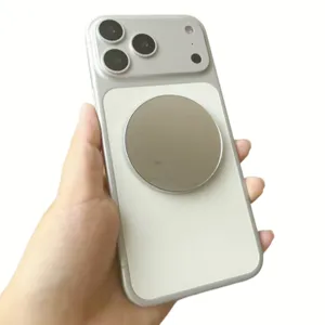 Nahaufnahme eines magnetischen Weitwinkel-Selfie-Spiegels an einem Smartphone