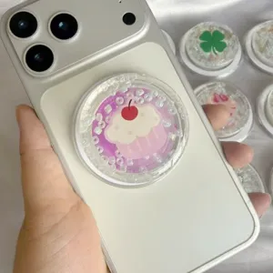 Makroansicht eines niedlichen Harz-Cupcake-Handyhalters mit bunten Schüttelperlen